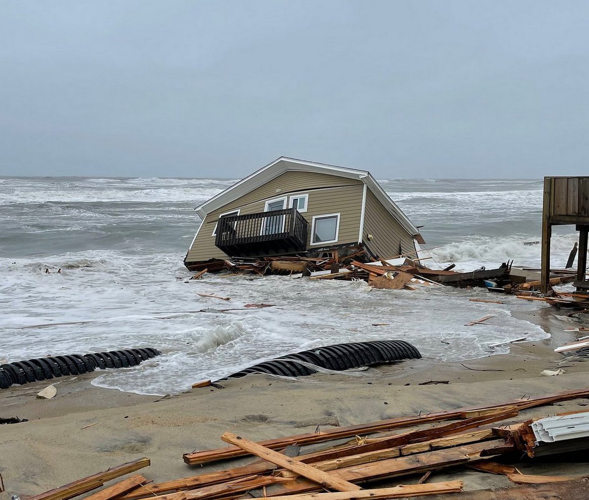 Une maison de 362 000 € s’effondre dans l’océan en raison des changements climatiques