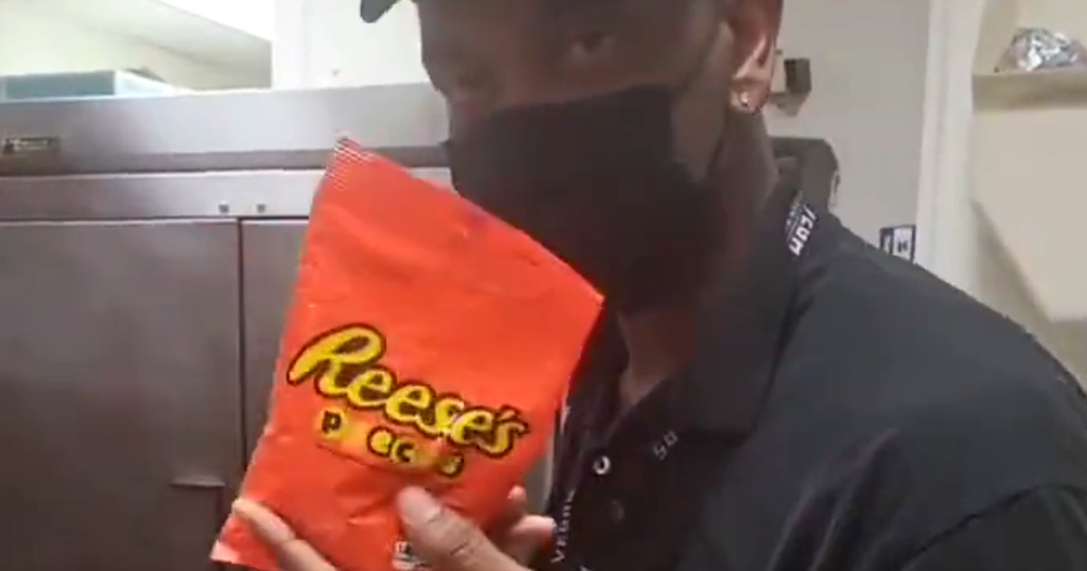 Un employé de Burger King reçoit un simple sac cadeau après 27 ans de service