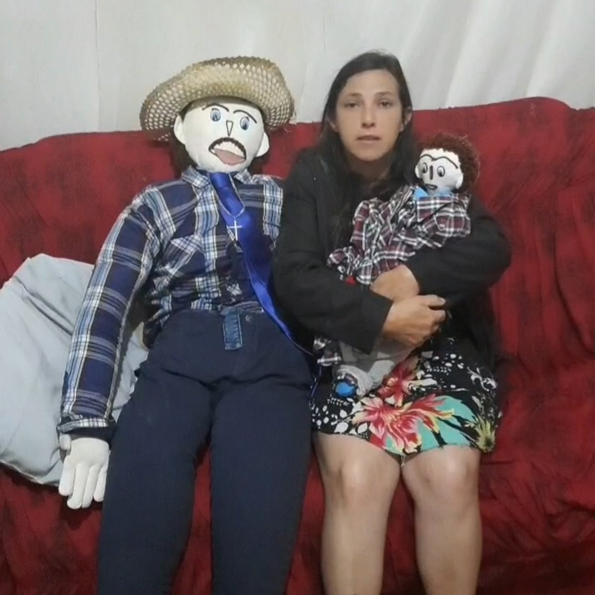 Une femme a « épousé » une poupée de chiffon et ils ont maintenant un « bébé » ensemble