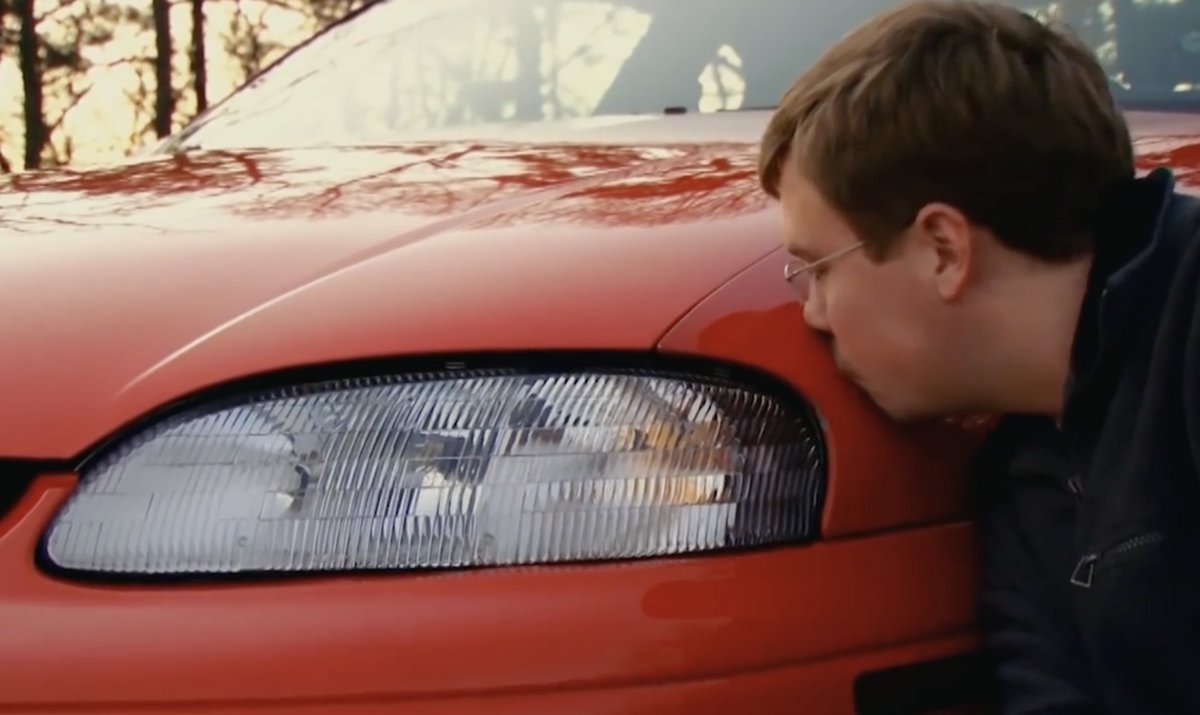 Un homme en relation avec sa voiture a même couché avec elle