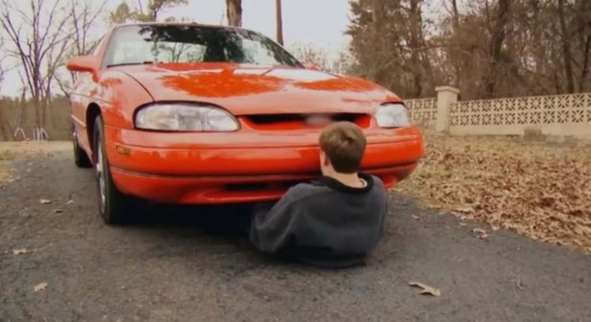 Un homme en relation avec sa voiture a même couché avec elle