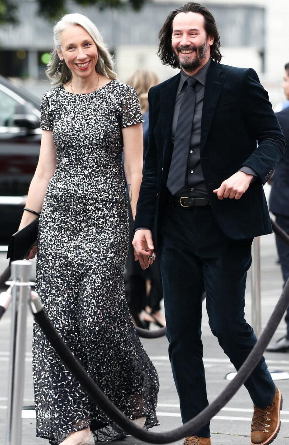 Keanu Reeves et sa petite amie se tiennent la main lors d’une rare apparition publique