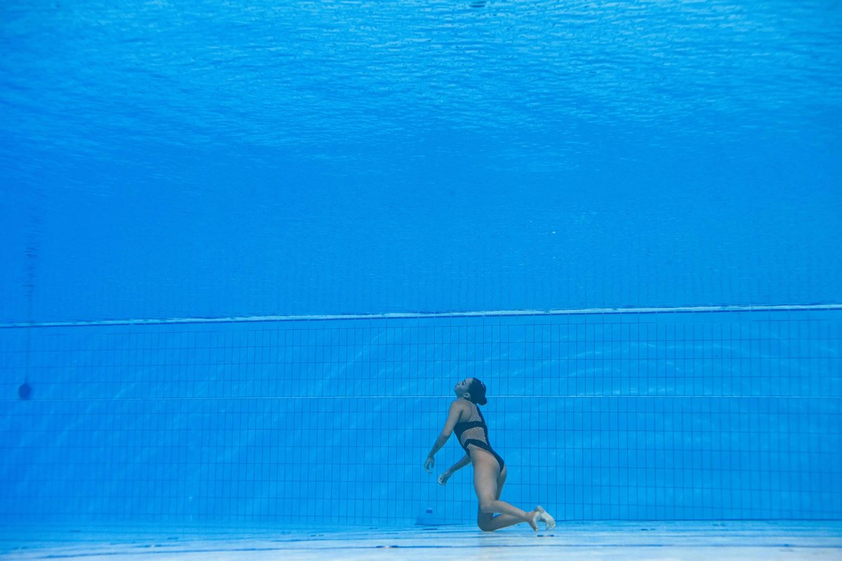 Une nageuse s’évanouit et son entraîneuse saute dans la piscine pour lui sauver la vie lors des championnats du monde