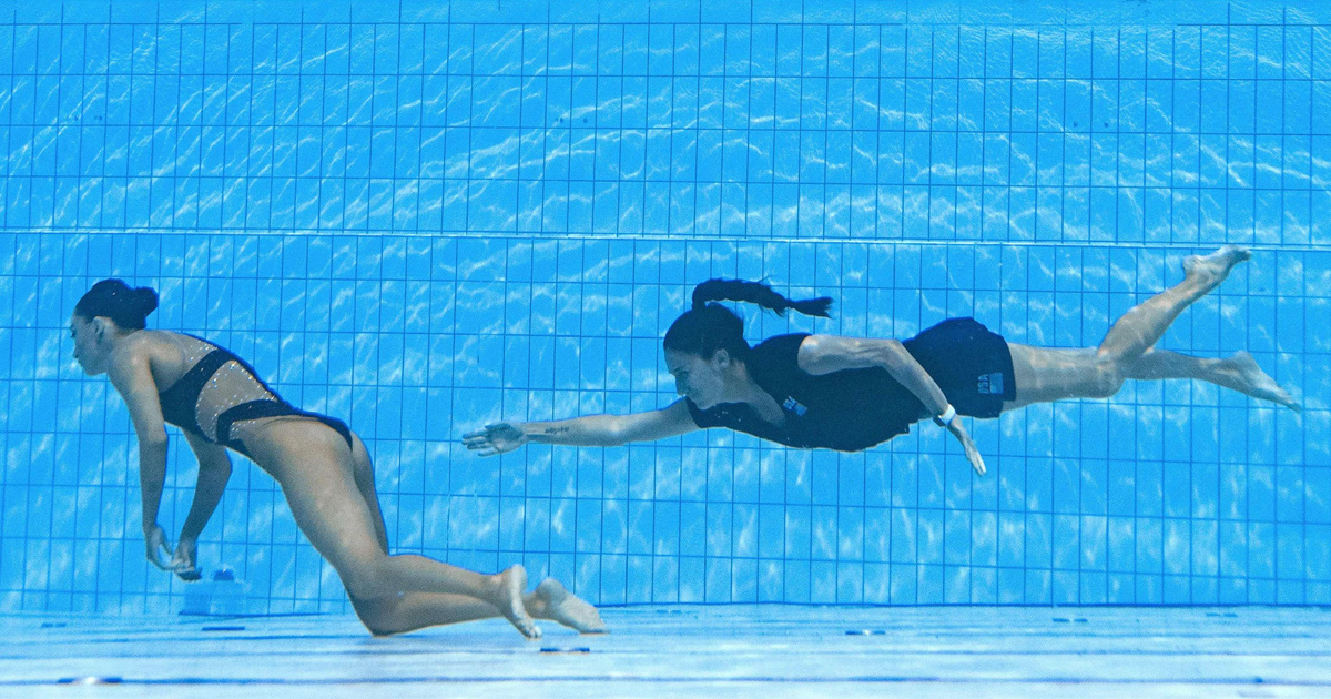 Une nageuse s’évanouit et son entraîneuse saute dans la piscine pour lui sauver la vie lors des championnats du monde