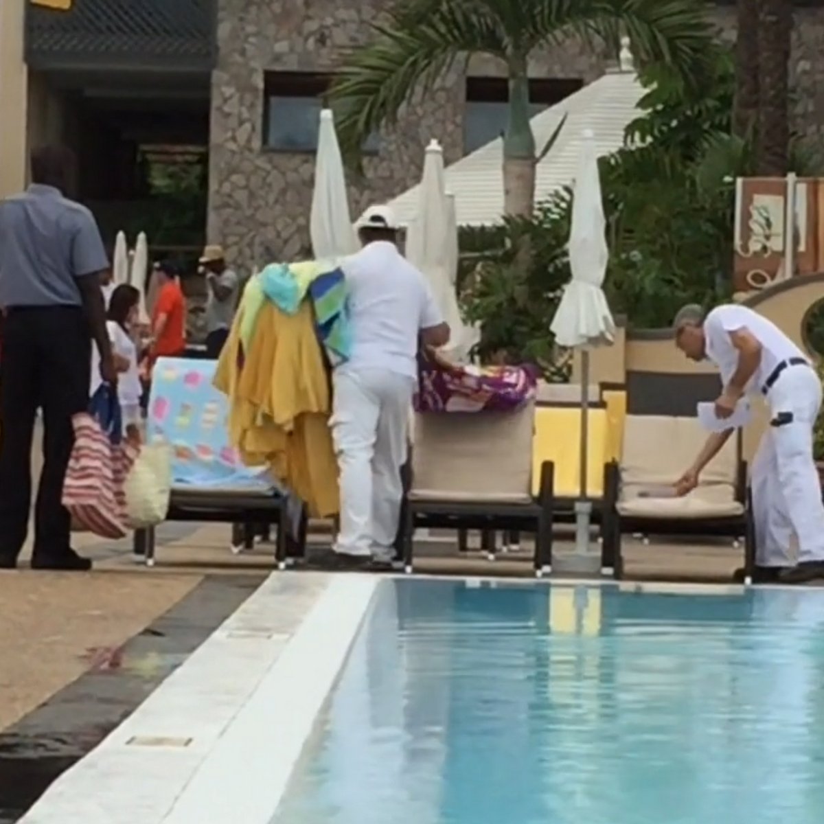 Le personnel d’un hôtel confisque les serviettes des bloqueurs de chaises longues