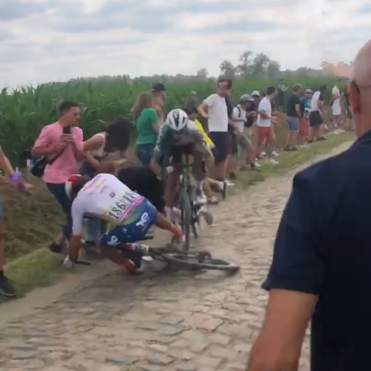 Un cycliste du Tour de France entre en collision avec un spectateur et se casse le cou