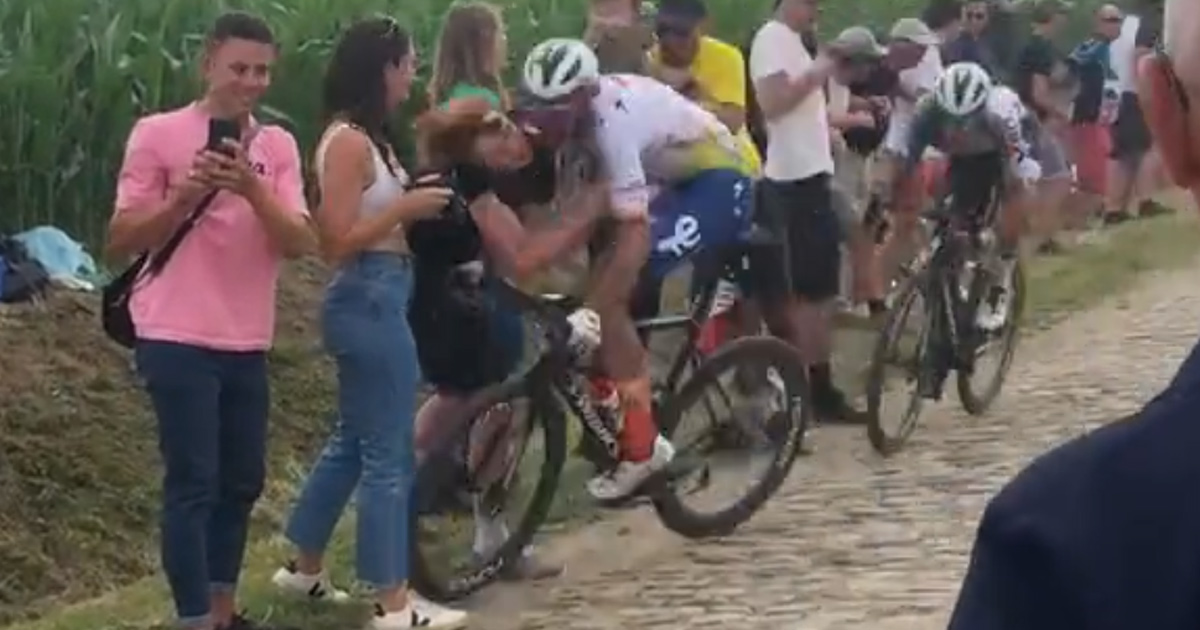 Un cycliste du Tour de France entre en collision avec un spectateur et se casse le cou