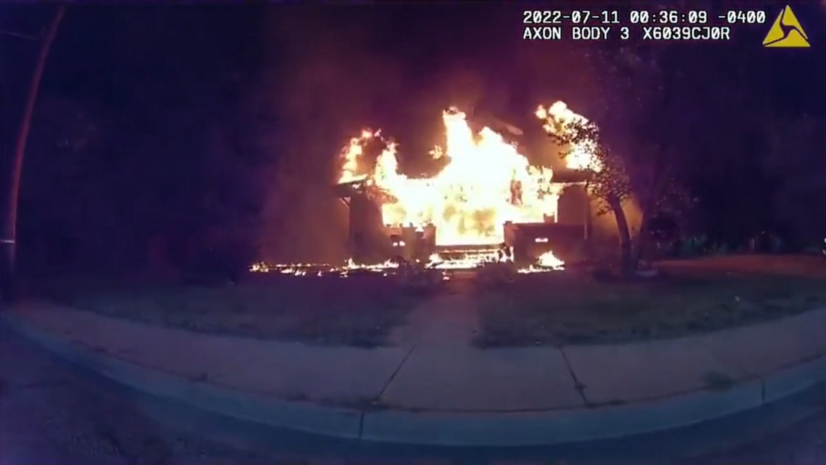 Un homme court dans une maison en feu pour sauver cinq enfants