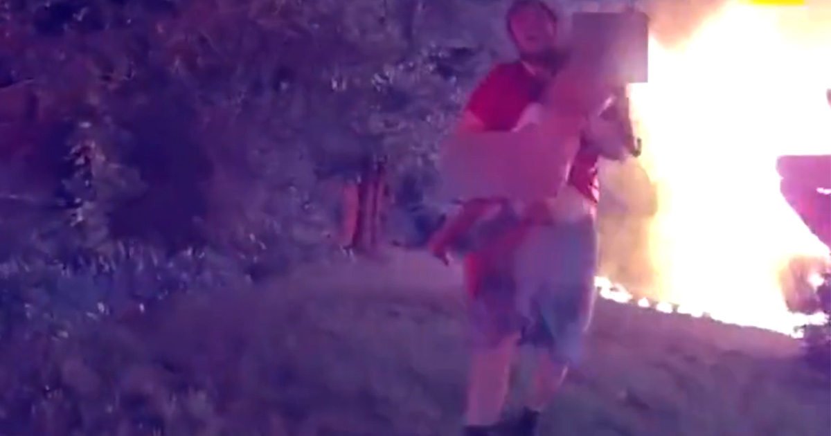 Un homme court dans une maison en feu pour sauver cinq enfants