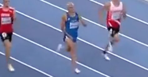 Un coureur arrive dernier au 400 mètres car son pénis n’arrête pas de sortir de son short pendant la course