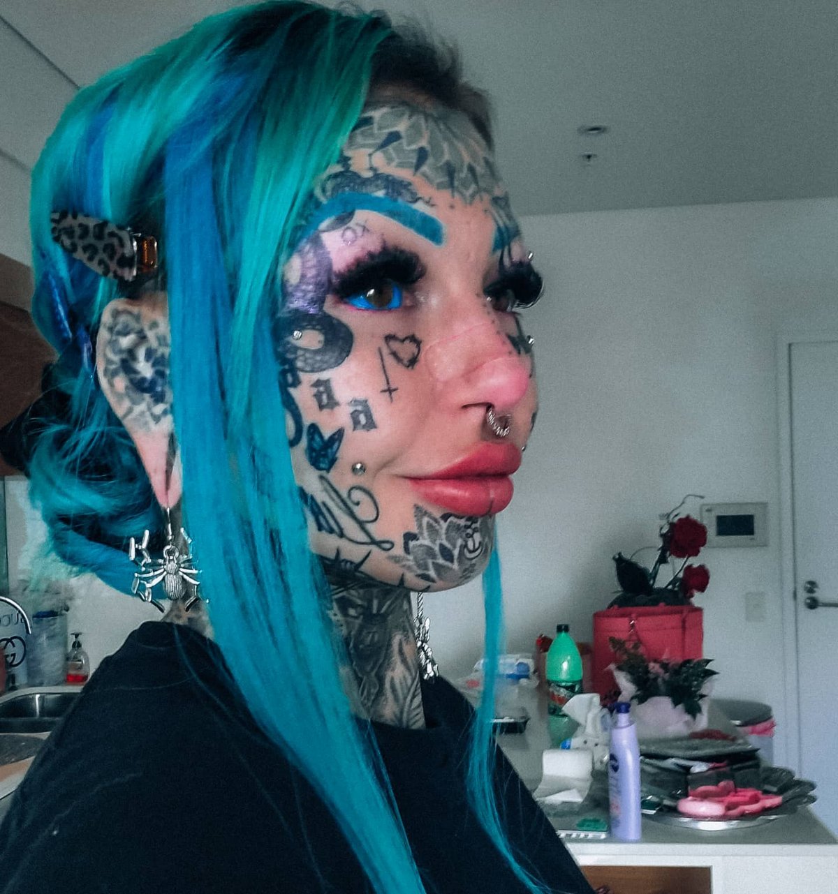 Cette mannequin qui a des tatouages sur 99 % du corps dit qu’elle a du mal à trouver un emploi