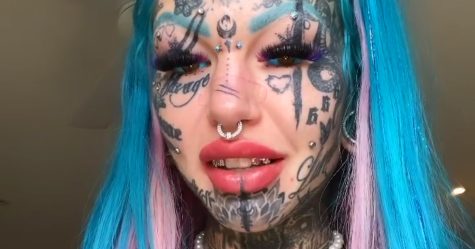 Cette mannequin qui a des tatouages sur 99 % du corps dit qu’elle a du mal à trouver un emploi