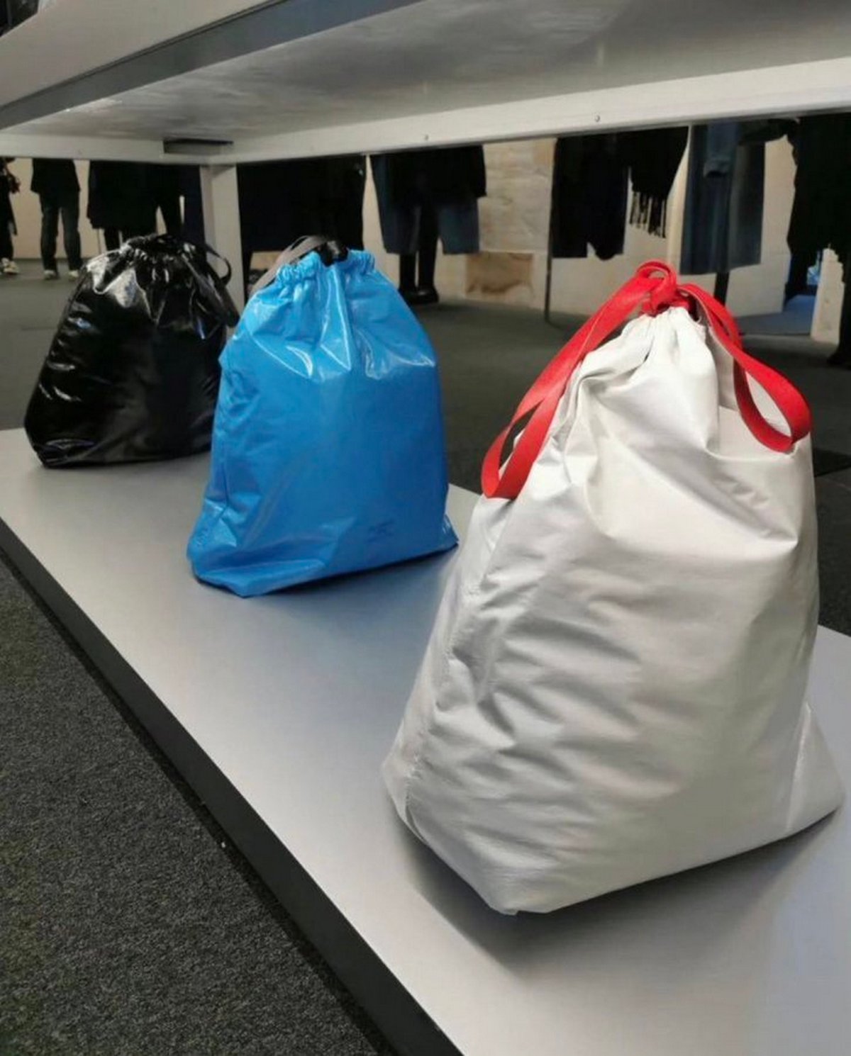 Balenciaga lance le sac poubelle le plus cher du monde