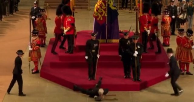 Boule Sur Le Cercueil De La Reine
