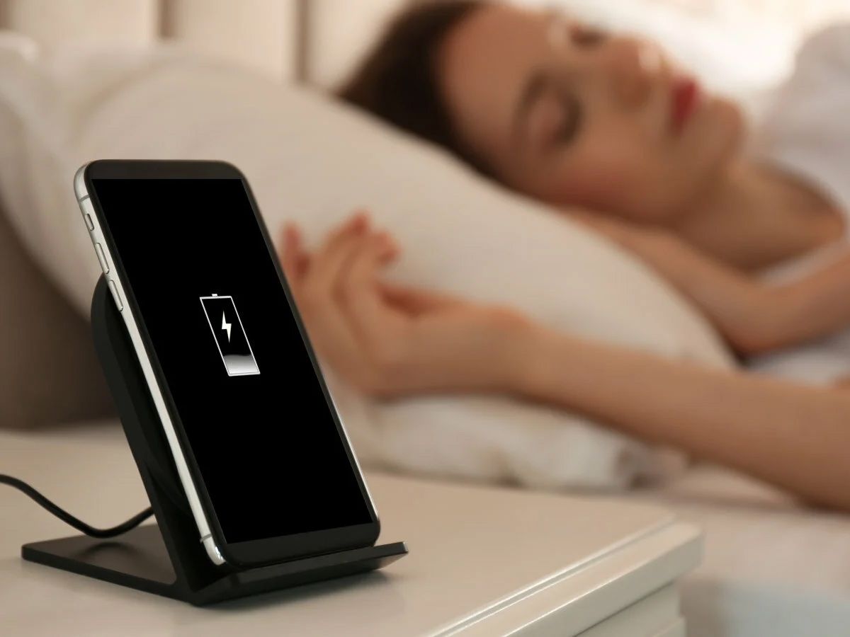 « Ne dormez jamais près de votre téléphone pendant qu’il se recharge », prévient Apple ! Par Janvier Doyon 002_20230815124308