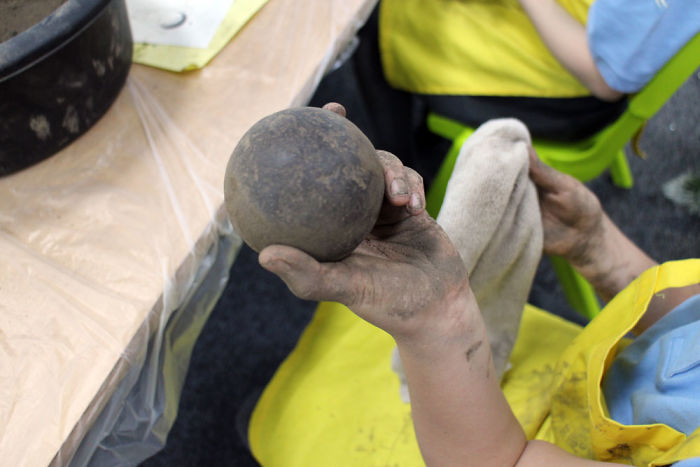 Des Japonais polissent des boules de boue à la perfection, et le résultat  final va vous couper le souffle - ipnoze