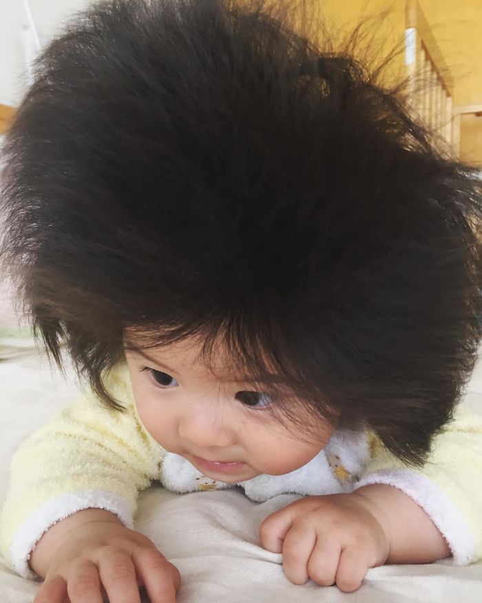 Cette fillette a seulement 6 mois, mais ses cheveux sont si