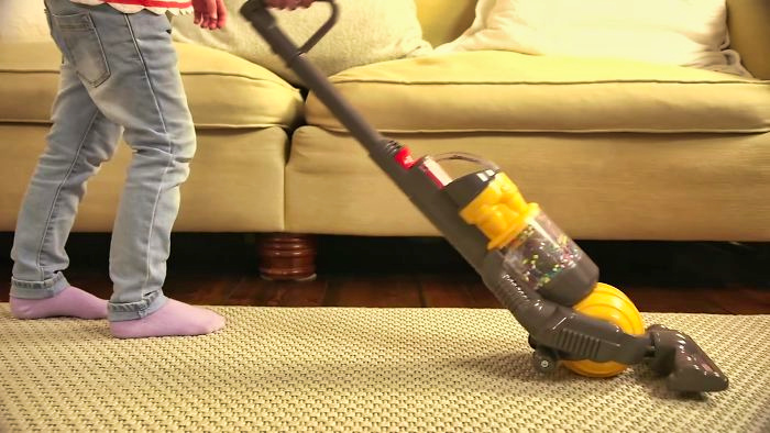 Ce jouet aspirateur nettoie pour de vrai et on le veut pour nos enfants