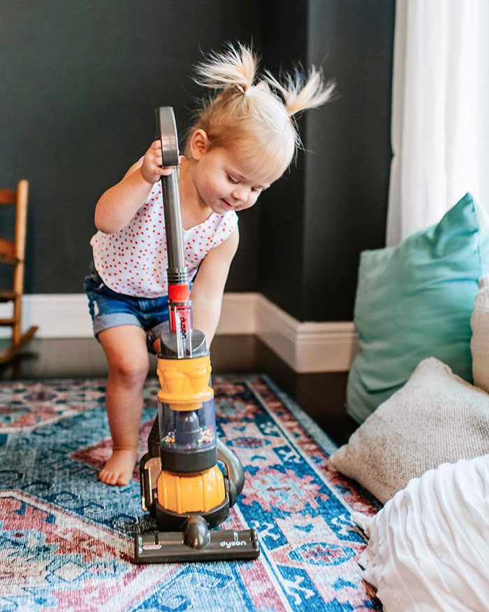Cet aspirateur jouet Dyson épate les parents car il nettoie le sol pour de  vrai !