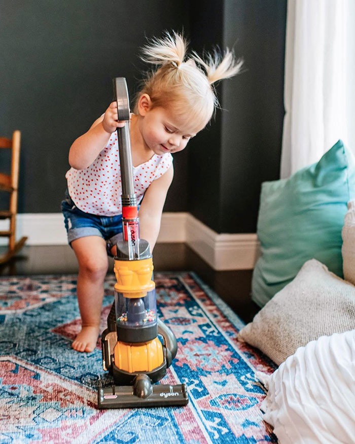 Les parents adorent cet aspirateur Dyson pour enfants à 27 $ qui