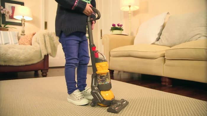 Les parents adorent cet aspirateur Dyson pour enfants à 27 $ qui