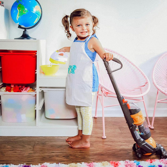 Les parents adorent cet aspirateur Dyson pour enfants à 27 $ qui nettoie  réellement le sol - ipnoze