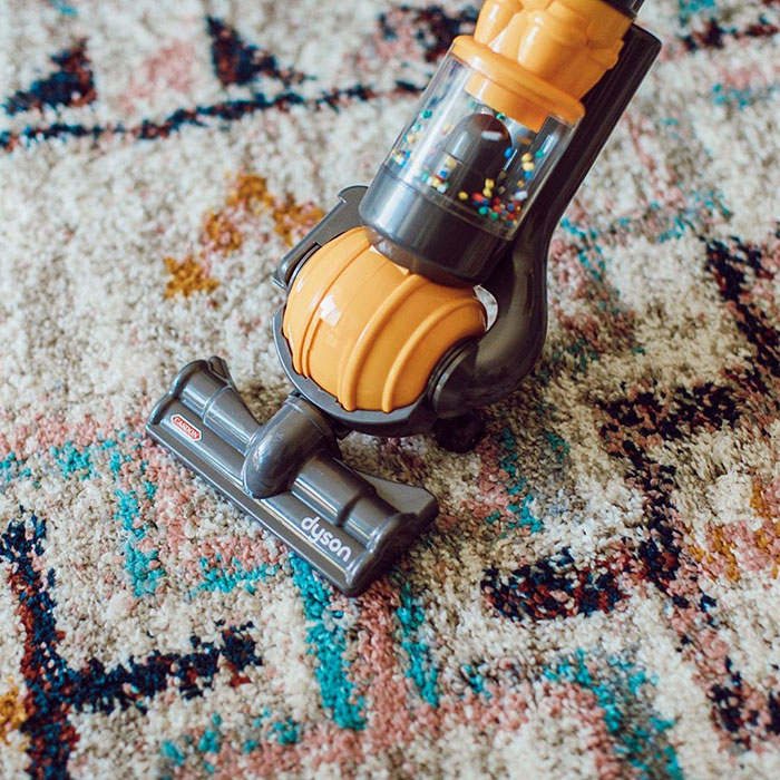 Les parents adorent cet aspirateur Dyson pour enfants à 27 $ qui