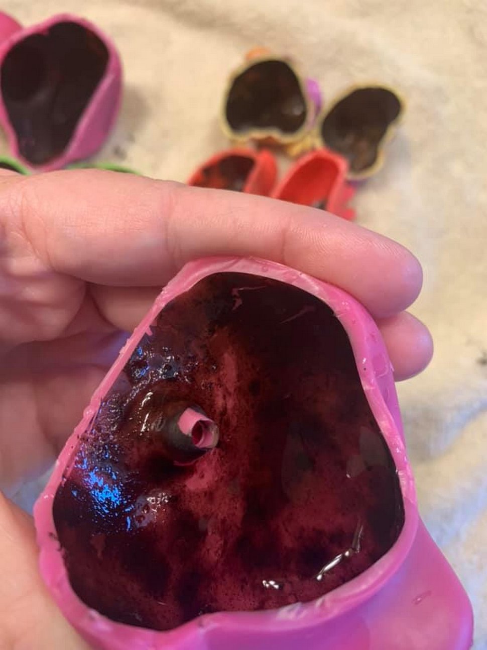 Une mère partage des photos écoeurantes de moisissure noire dans les jouets  de bain de son fils - ipnoze