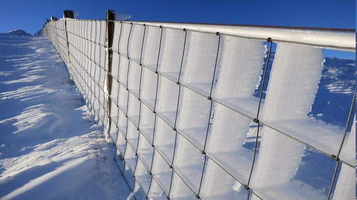 Quand la glace et les vents constants rencontrent une barrière