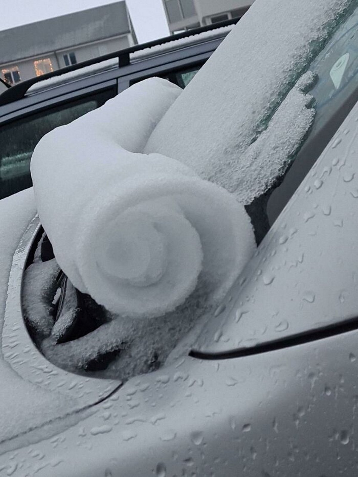 La façon dont la neige s’est enroulée sur mon pare-brise