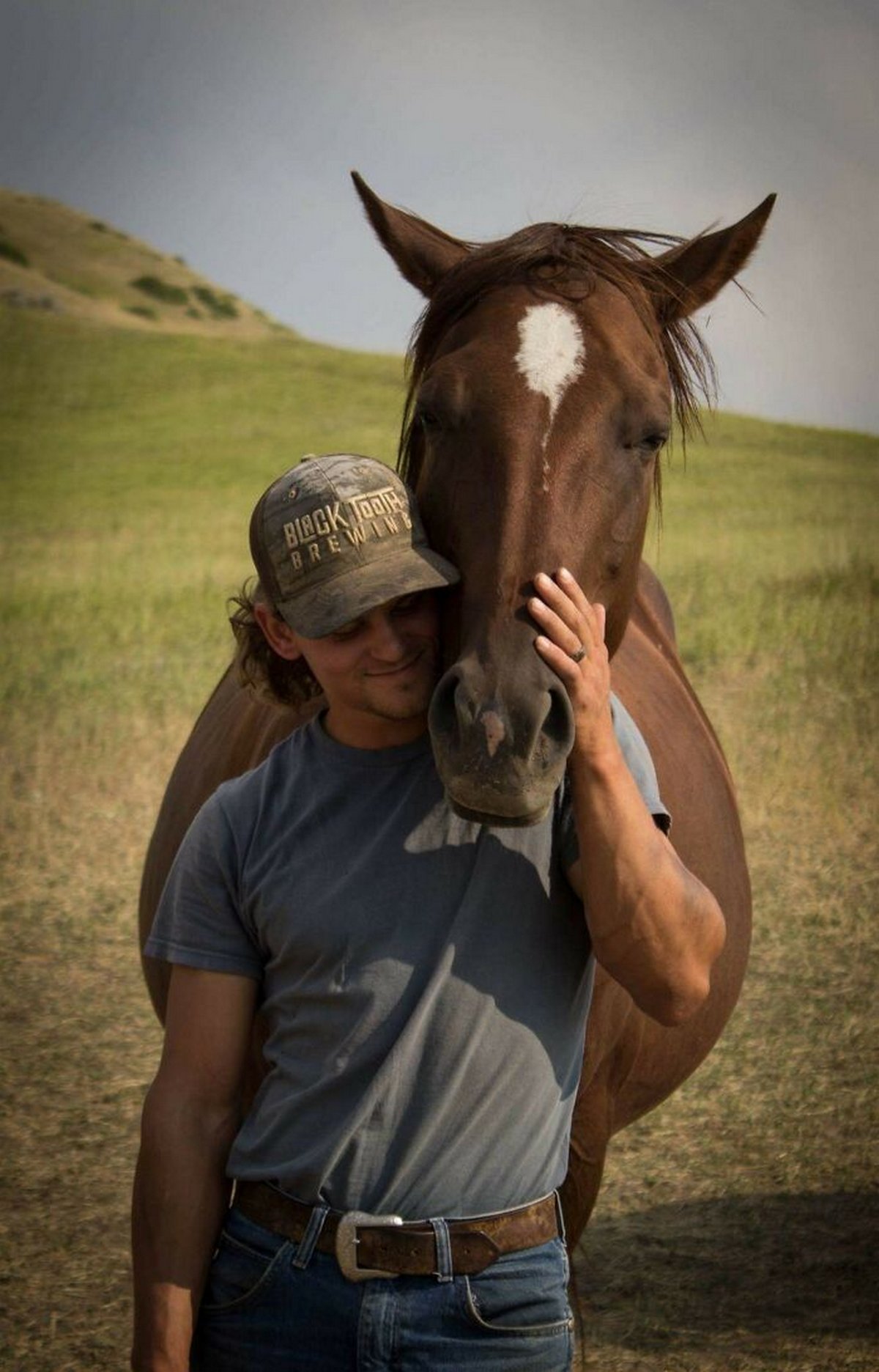 Мужчина бык и мужчина лошадь. Мужская фотосессия с лошадью. Парень на коне. Мужчина на коне.