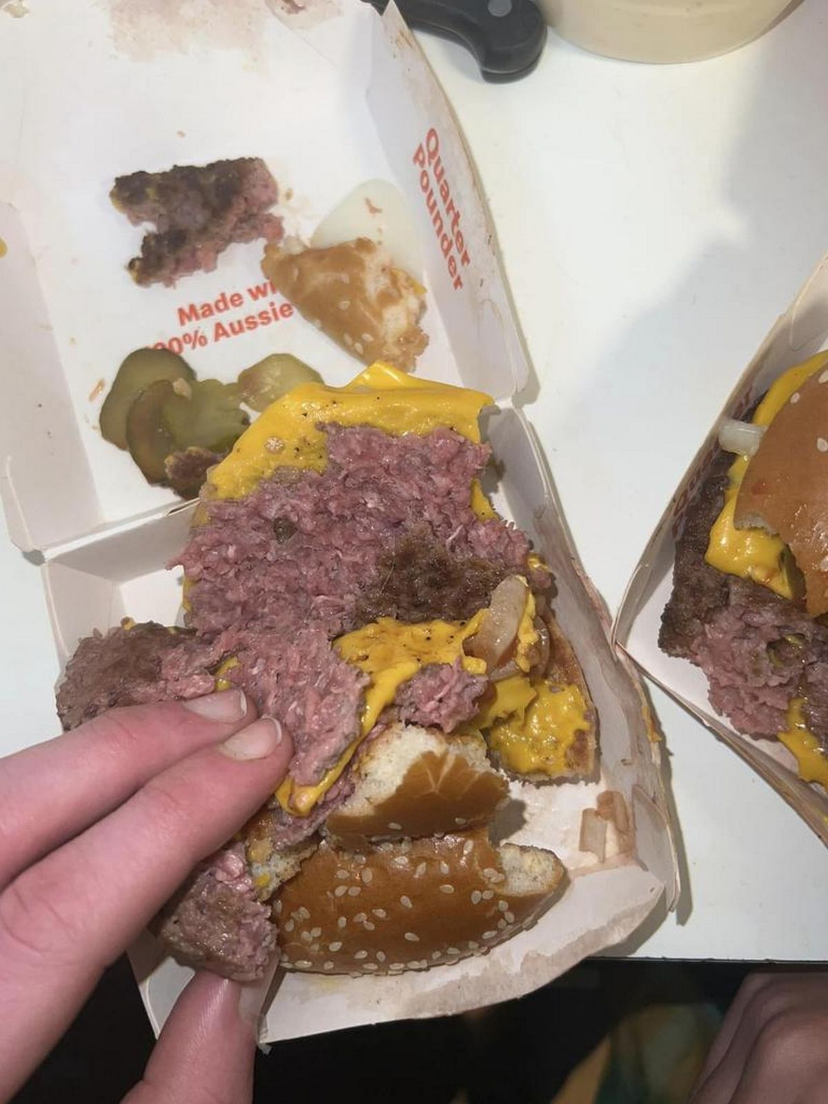 Après avoir pris une bouchée d’un burger, un client a exprimé son mécontentement à McDonald’s en découvrant que la viande n’était pas cuite.