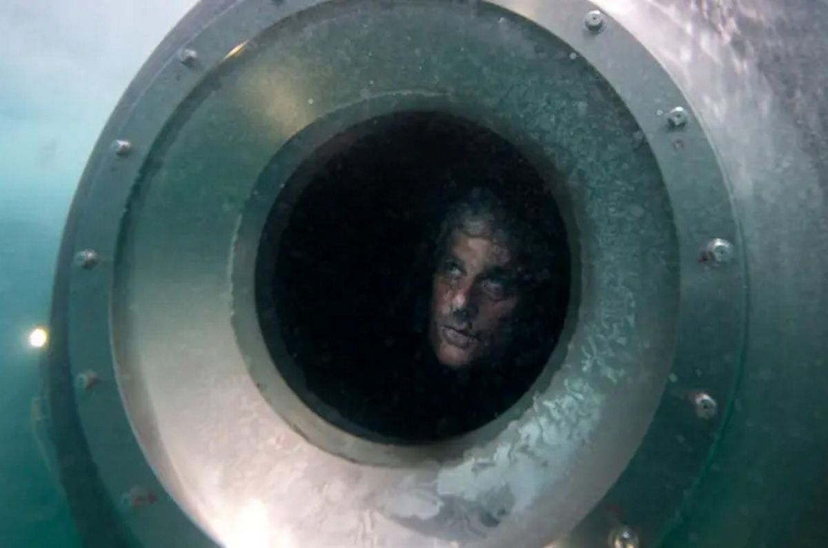 Stockton Rush, PDG d’OceanGate, peut être observé à travers le hublot du submersible Titan.