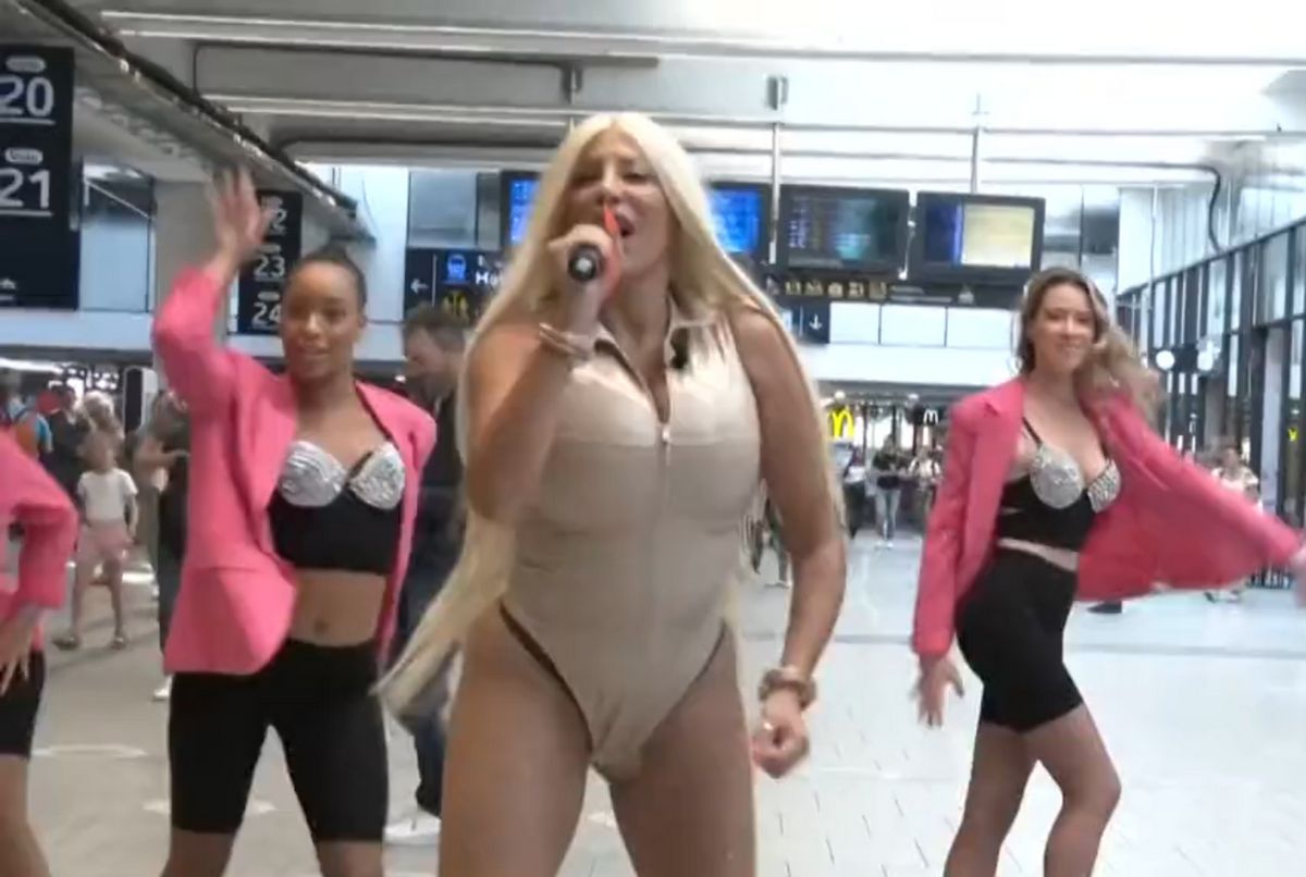 Afida Turner a séduit les voyageurs à la gare Montparnasse avec une performance époustouflante dans une tenue dorée.