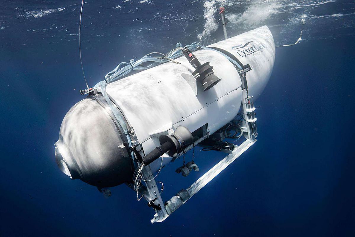 Une photographie montre la descente du submersible Titan vers l’endroit où se trouve l’épave du Titanic.