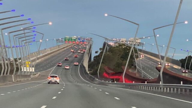 Des commentateurs du monde entier ont exprimé leur inquiétude après avoir vu une photo alarmante du Gateway Bridge de Brisbane.