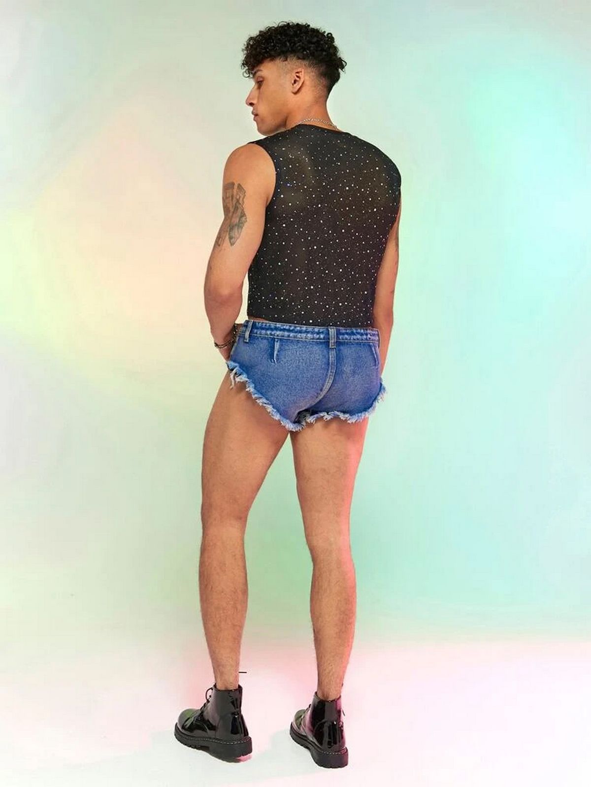 Shein a fait l’objet de moqueries en ligne de la part des internautes en raison de la vente d’un mini short pour hommes qui ne laisse que peu de place à l’imagination.