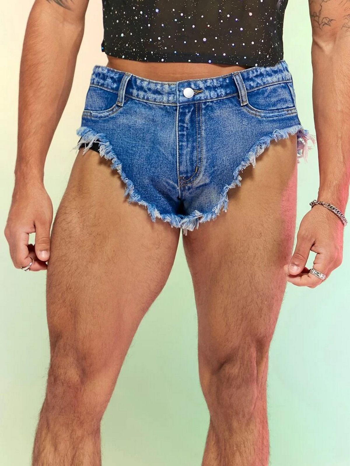 Le short en denim présente un ourlet audacieux et ne convient probablement pas à ceux qui recherchent la modestie.