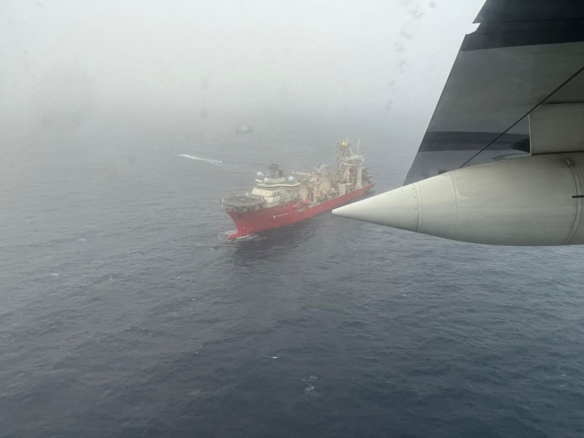 Cette image partagée par les garde-côtes américains est la première provenant de la zone de recherche du submersible disparu lors de l’exploration du Titanic.