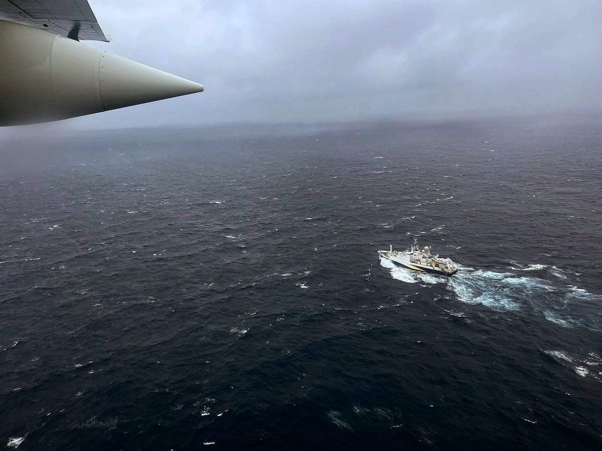 Un avion survole le navire de recherche français, l’Atalante, lors de la recherche du submersible Titan.