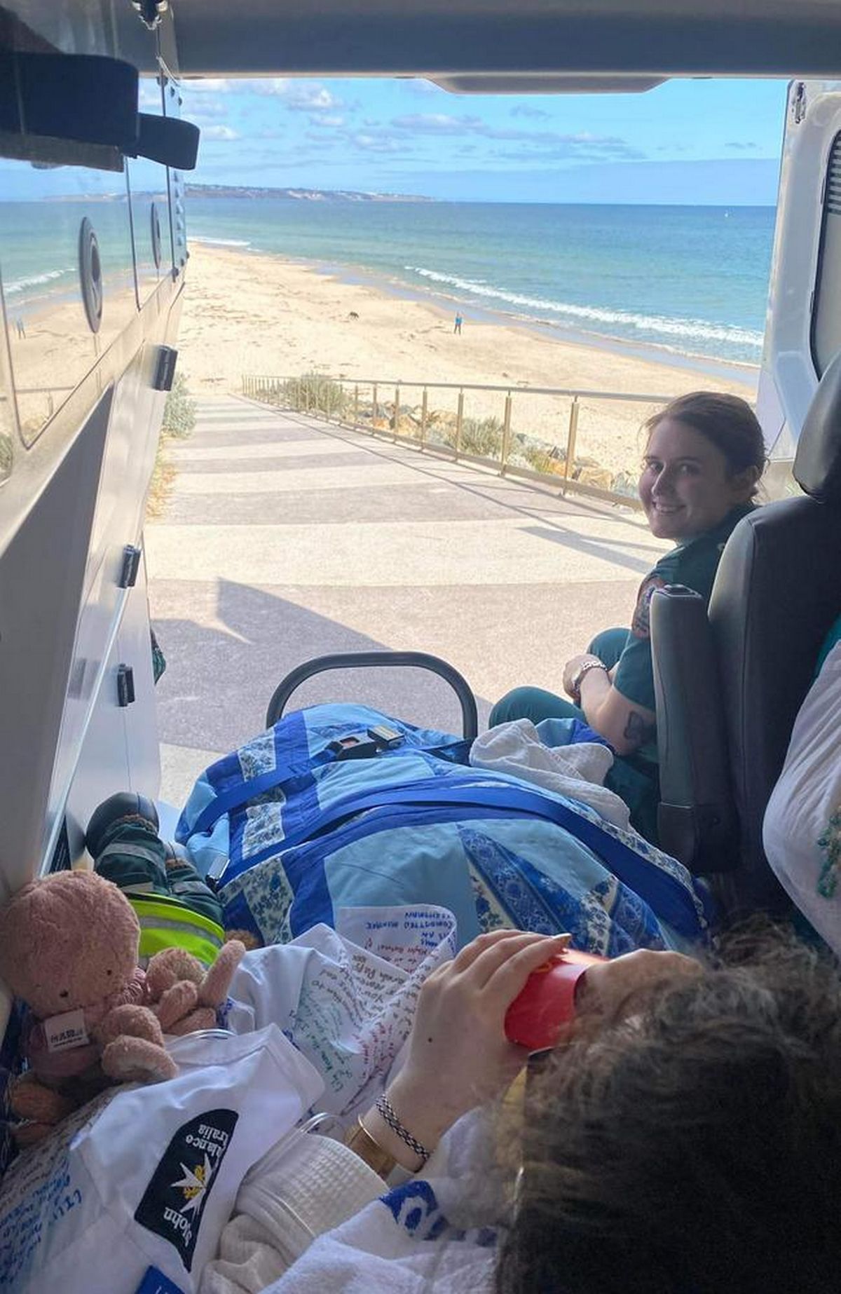 Danika Pederzolli a récemment accompagné Lily au bord de la mer. Le duo était assis à l’arrière d’une ambulance ouverte, contemplant la beauté de l’océan.