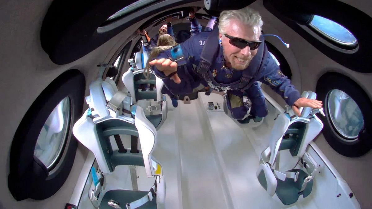 En 2021, lors de la première mission humaine du vaisseau spatial SpaceShipTwo de Virgin Galactic, Richard Branson et un groupe de cinq astronautes se sont embarqués pour un voyage dans l’espace.