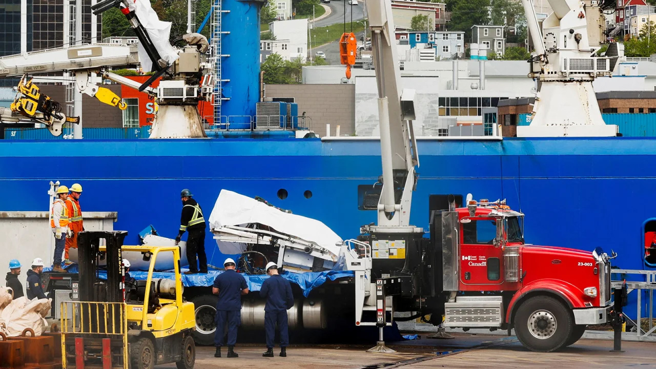 À l’aide d’un véhicule sous-marin télécommandé (ROV) et d’une grue, certaines parties du Titan ont été récupérées et transportés sur le rivage.