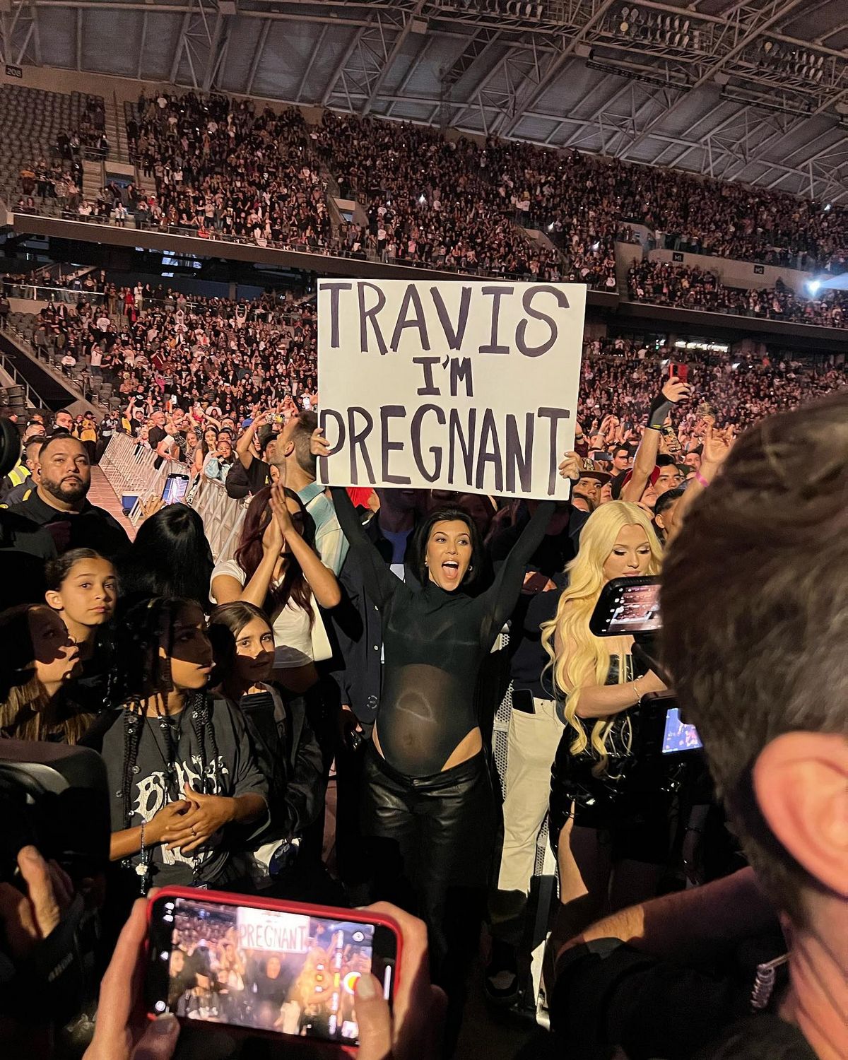 Au milieu d’un concert de Blink-182, Kourtney a fait une grande annonce, partageant avec son mari et le monde entier la nouvelle de leur premier enfant.