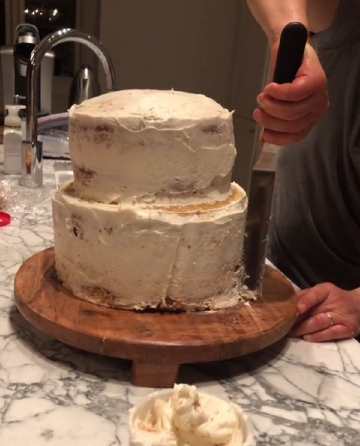 Laura s’est déclarée très satisfaite de son gâteau, mais certains internautes se sont moqués de ses efforts, comparant sa création à un gâteau digne d’un anniversaire d’enfant.