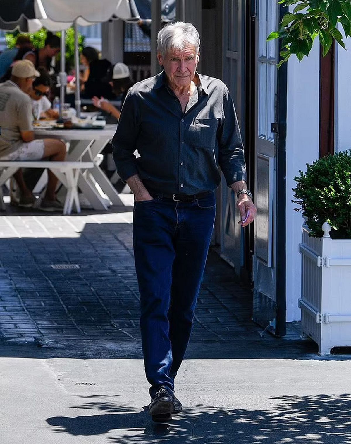 Lundi, Harrison Ford s’est rendu avec plaisir au célèbre Brentwood Country Mart, un endroit très prisé des célébrités, pour y prendre son repas de midi. Son charme intemporel a rayonné tout au long de la journée.