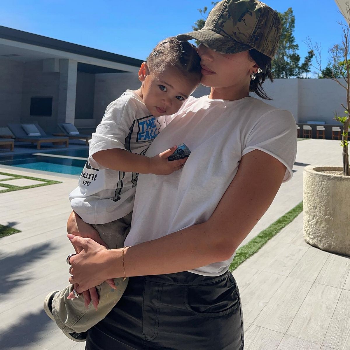 Vendredi, Kylie Jenner s’est livrée à des moments ludiques avec son fils de 17 mois, Aire, profitant du temps qu’ils passent ensemble.