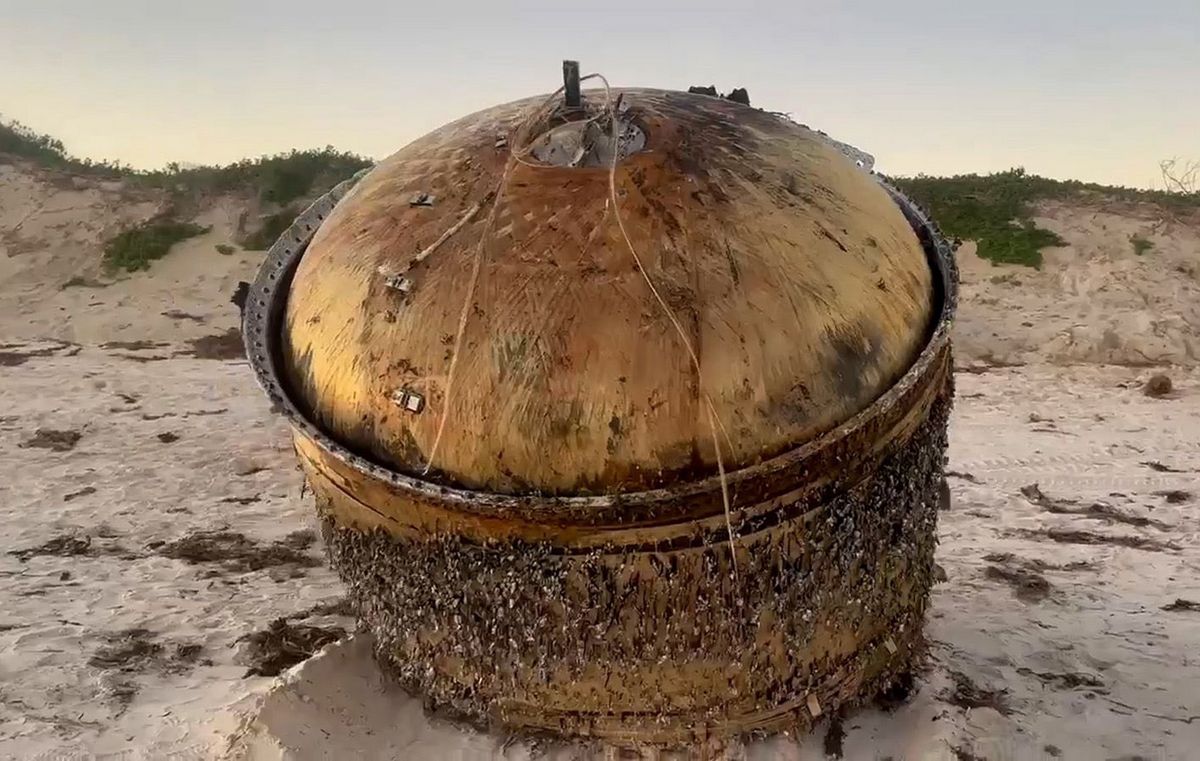 Sur les côtes d’Australie occidentale, un objet métallique particulier, d’une longueur de deux mètres et orné de fils électriques, a été découvert.