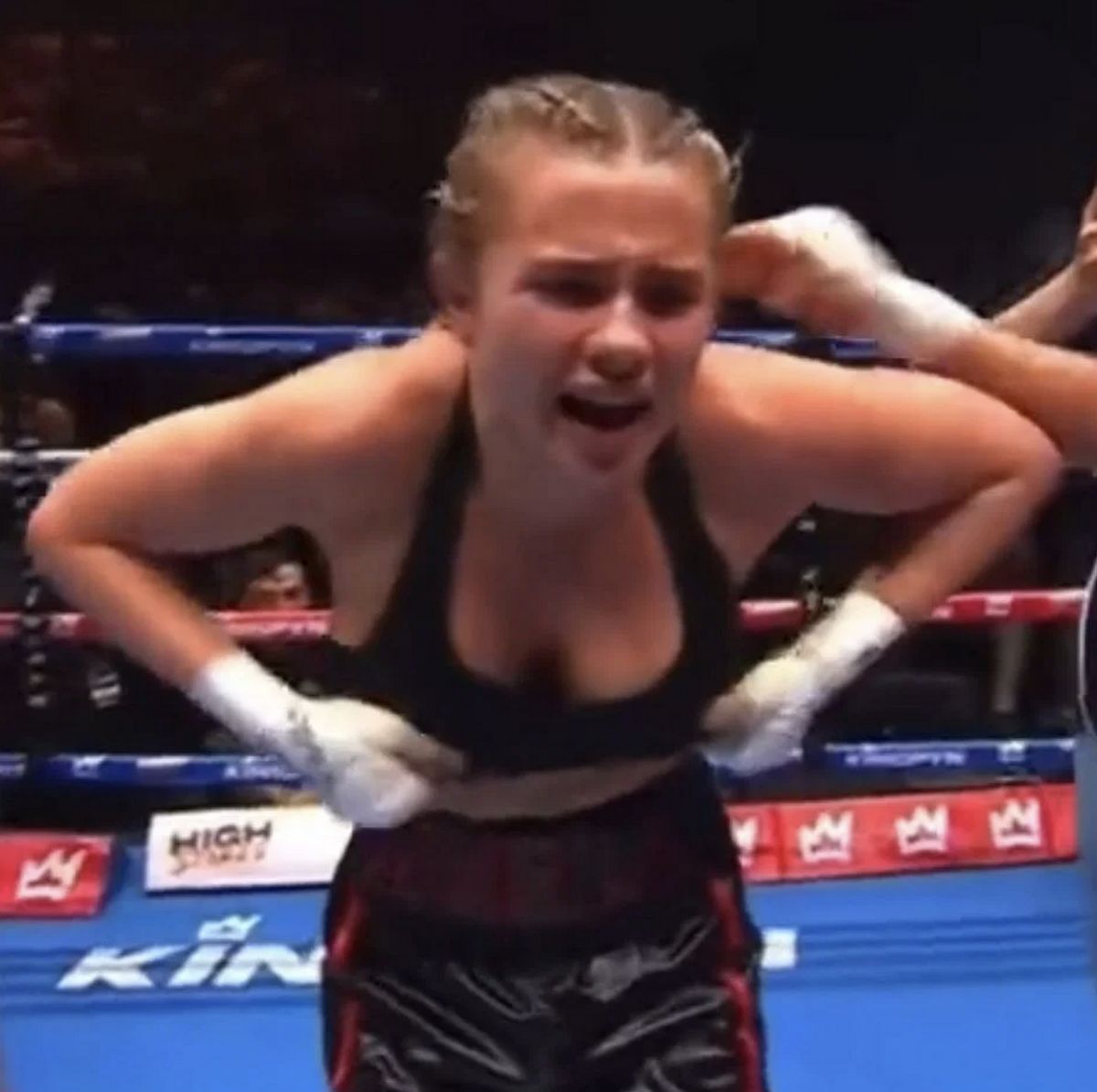 Après sa victoire triomphale, Daniella Hemsley a soulevé son haut en signe de célébration, ce qui lui a valu d’être disqualifiée de la prochaine finale de Kingpyn Boxing.