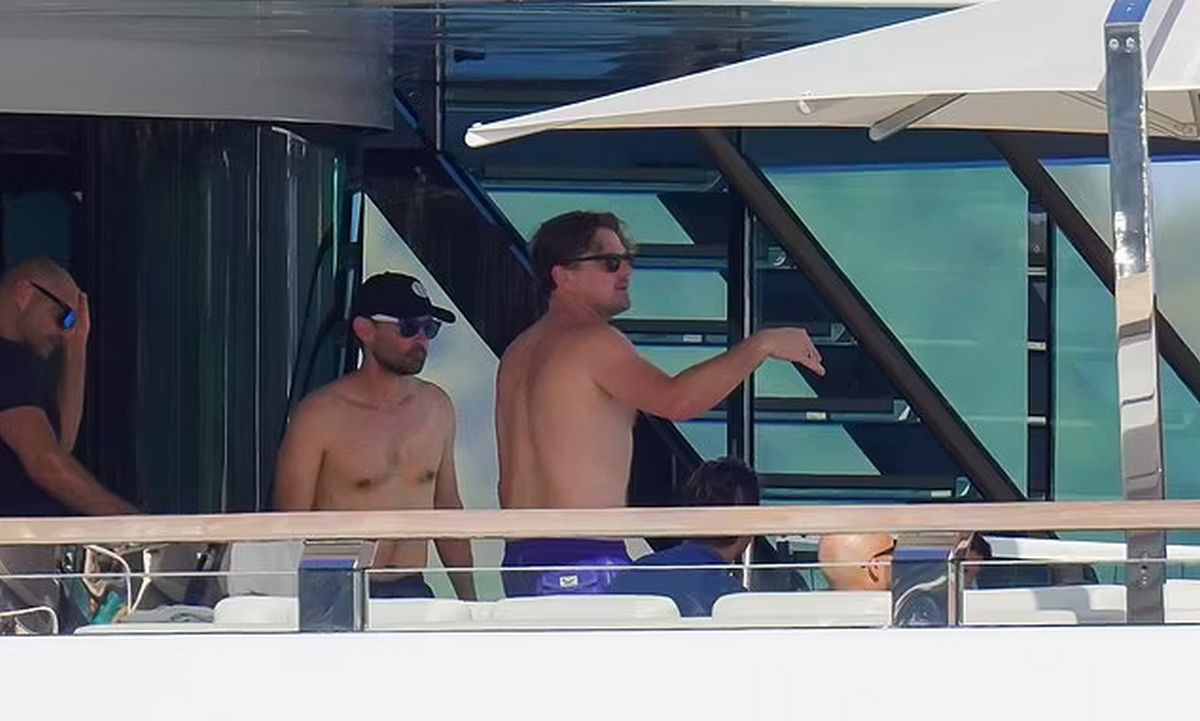 À Saint-Tropez, en France, Leonardo DiCaprio et Tobey Maguire ont récemment été vus sur un luxueux yacht.